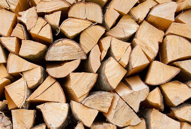 Essence du bois et taux d’humidité sont les points essentiels pour ce combustible bois. Des essences dures (hêtre, frêne, charme) avec un taux d’humidité maximum de 20%. Privilégiez des bois de qualité. L’étiquette NF Bois de chauffage figure sur les produits vendus par des entreprises certifiées 