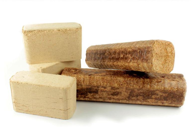 Les bûchettes ou briquettes reconstituées sont fabriquées à partir des copeaux ou des sciures du bois et calibrées au même format que les bûches classiques.