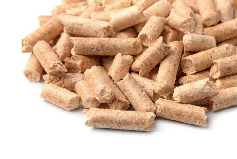 Les granulés ou pellets sont à base de bois aggloméré, compressé et reconstitué à partir de sciures de bois. 